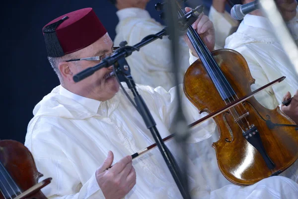 Moroccan Player Wearing Jalabiya Plays Moroccan Violin 2021 — Stock Photo, Image