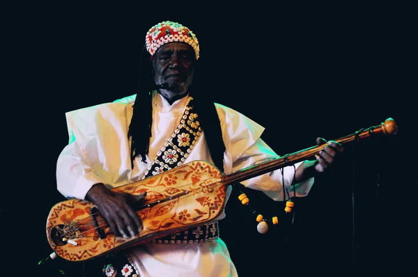 Marrakesh Morocco Juin 2019 Unidentified Moroccan Gnawa Musician Playing Gimbri — Stock Photo, Image