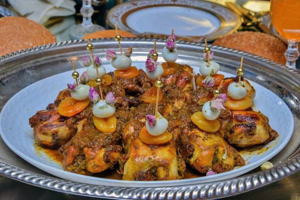 Plat Poulet Marocain Aux Abricots Secs Aux Œufs Caille Servi — Photo