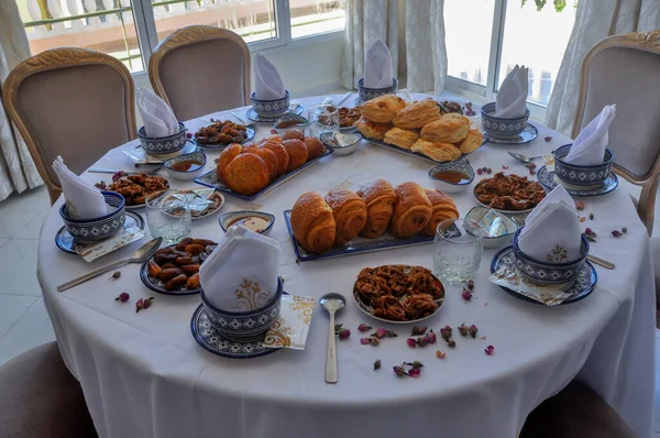 전통적으로 집에서 라마단 음식이다 하리라 대추야자 무화과 아라비아 브루와 견과류 — 스톡 사진