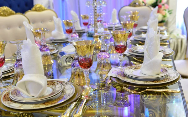 Özel Bir Etkinlikte Zarif Bir Düğün Masası Ayarlamak — Stok fotoğraf