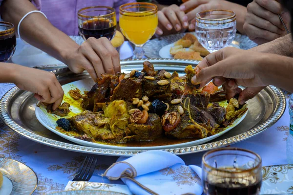 Марокканская Еда Мясо Сушеными Черносливом Руками Готовыми Употреблению — стоковое фото