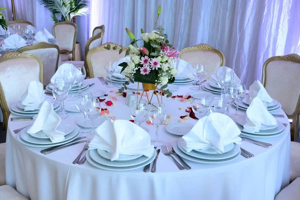 在特别活动中安排一个雅致的婚宴桌 — 图库照片