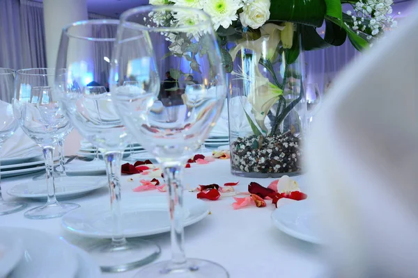 在特别活动中安排一个雅致的婚宴桌 — 图库照片