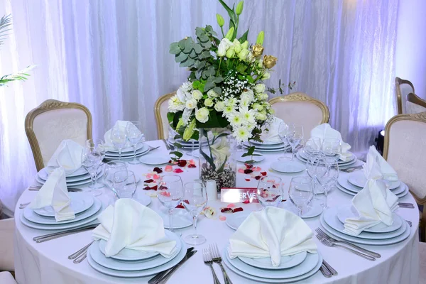 Arrangement Eines Eleganten Hochzeitstisches Einem Ballroo Für Besondere Anlässe — Stockfoto