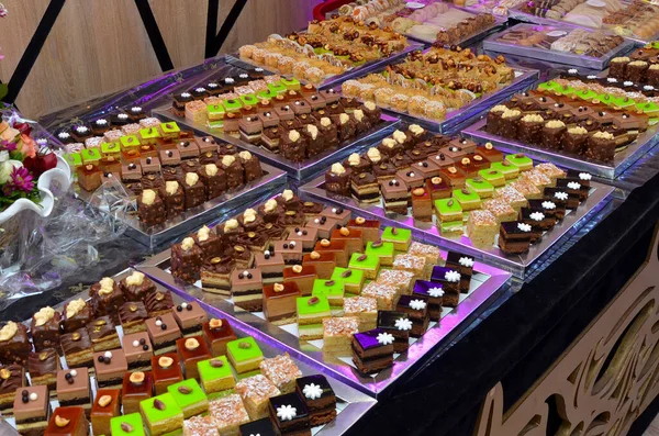 Surtido Diferentes Mini Pasteles Con Crema Chocolate Bayas Dulces Ofrecidos —  Fotos de Stock