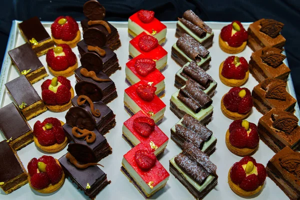 Fransız Pastaları Çikolatalı Pastalar Makaron Diğerleri Bir Şekerleme Sergileniyor — Stok fotoğraf