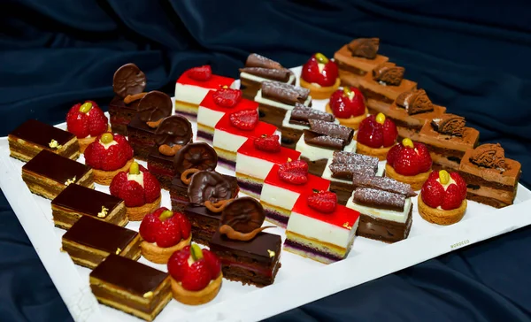 Pasteles Franceses Pasteles Chocolate Macaron Otros Exhibición Una Confitería — Foto de Stock