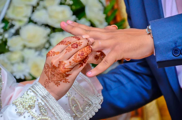 Eine Marokkanische Braut Trägt Den Ehering Ihres Bräutigams Arabische Hochzeit — Stockfoto