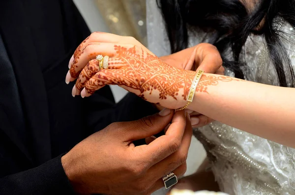 Arab Groom Wears Bride Wedding Bracelet Bride Hand Tattooed Henna — Stock Photo, Image