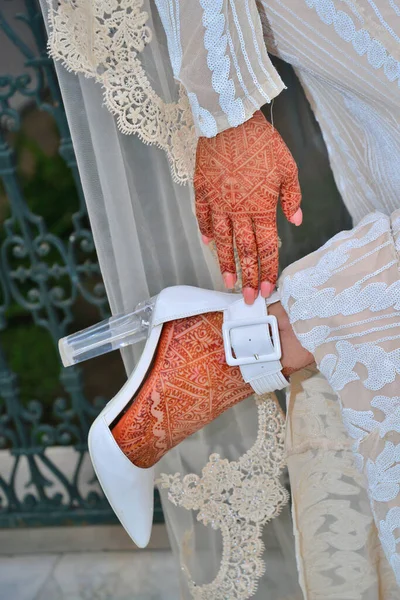 Samičí Nohy Ruce Tetováním Hennou Mohutná Nevěsta Ukazuje Mehndiho Design — Stock fotografie