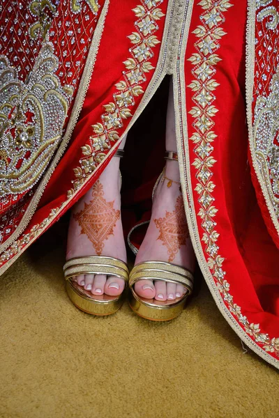 Πόδι Μιας Μαροκινής Νύφης Τατουάζ Χέννα Και Μαροκινό Καφτάνι — Φωτογραφία Αρχείου