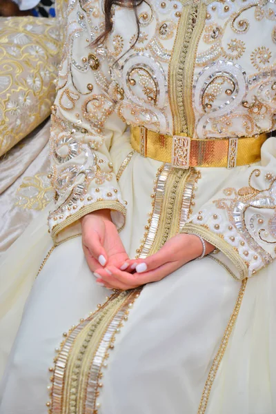 Detaljer Guld Marockansk Kaftan För Kvinnor Med Hennes Broderi Och — Stockfoto