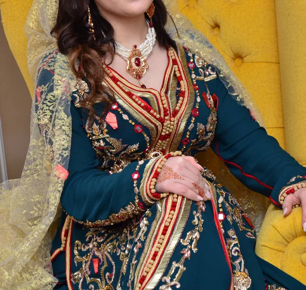 Vestido Tradicional Marroquino Bordado Caftan Roupa Mulher Festiva Marroquino — Fotografia de Stock
