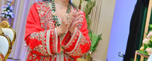 Mujer Marroquí Usando Kaftan Naranja — Foto de Stock