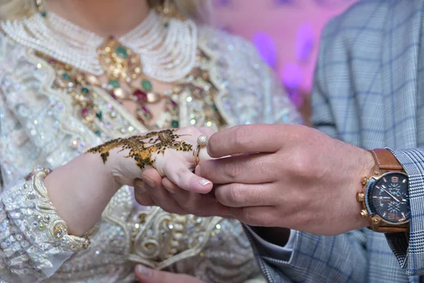 Την Ημέρα Του Γάμου Γαμπρός Βάζει Δαχτυλίδι Στο Χέρι Της — Φωτογραφία Αρχείου