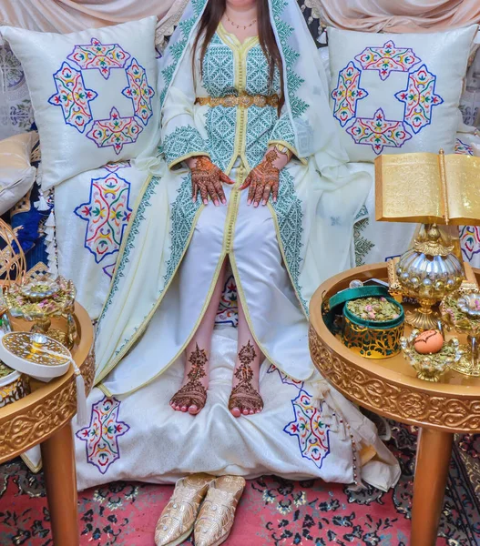 女性の足とヘナの入れ墨で手 モロッコの花嫁がメンディのデザインを見せてる メンディの手と足 メンディの入れ墨の美しい女性の手 モロッコの伝統は — ストック写真