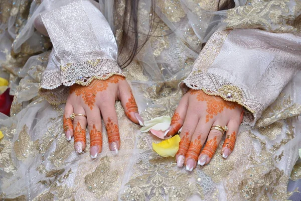 Marokkaanse Traditie Met Hennen Geschilderde Handen — Stockfoto