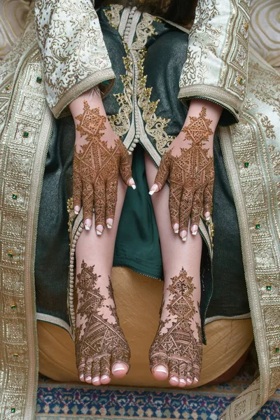 Γυναικεία Πόδια Και Χέρια Τατουάζ Χένας Νύφη Του Μόροκαν Δείχνει — Φωτογραφία Αρχείου