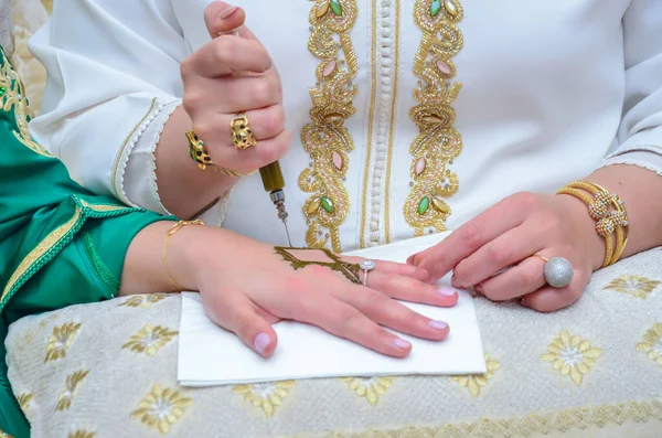 Artista Aplicando Tatuagem Hena Mãos Mulheres Mehndi Arte Decorativa Tradicional — Fotografia de Stock