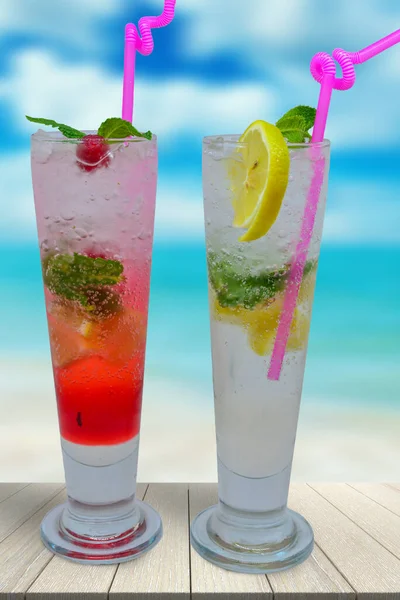 夏天喝的梦想鸡尾酒 带有海滩背景的柠檬和浆果鸡尾酒 — 图库照片