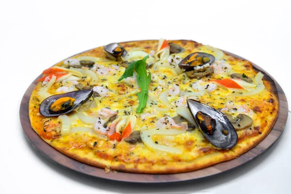 Пицца Морепродуктами Изолированные Белом Фоне — стоковое фото