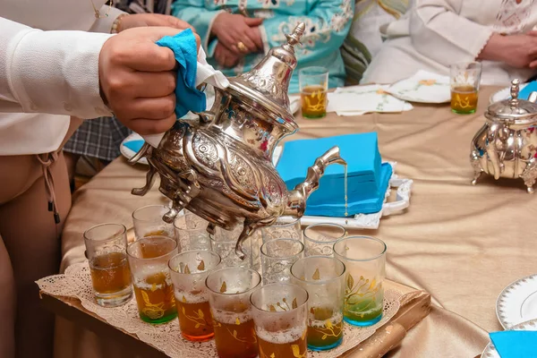 Faslı Bir Adam Fincanlara Çay Doldurur Fas Nane Çayı — Stok fotoğraf