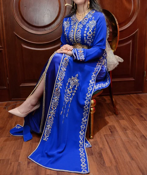 モロッコの伝統的なドレス カフタンの刺繍 モロッコのお祭り騒ぎの女性服 — ストック写真