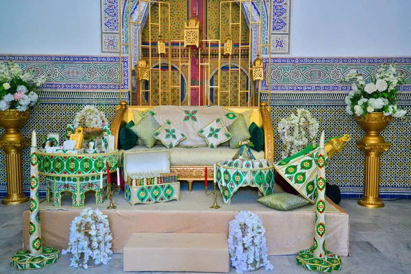 Elegancko Urządzony Tradycyjny Ślub Stylu Moroccan Dużą Sofą Dla Pary — Zdjęcie stockowe