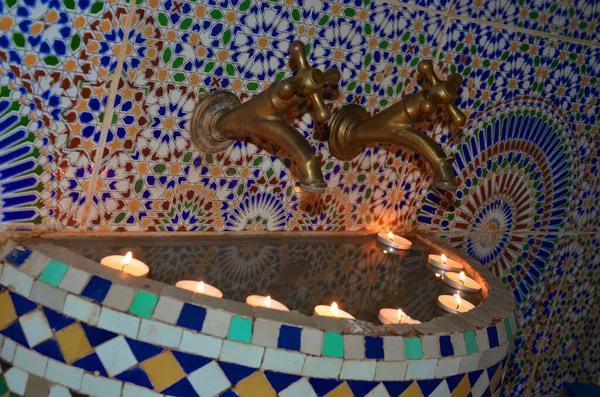 Tradycyjna Marokańska Kąpiel Świecami Tradycyjnym Marokańskim Kranem — Zdjęcie stockowe
