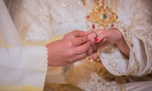 Κοντινό Πλάνο Των Χεριών Του Ζευγαριού Μορόκον Ένα Γάμο Έννοια — Φωτογραφία Αρχείου