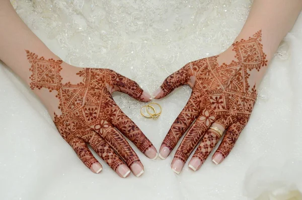 Henna Tätowierung Auf Der Hand Der Braut Herzförmige Hand Mit — Stockfoto