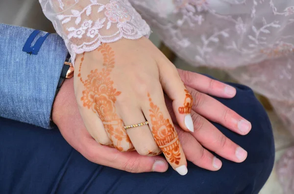 Χέρι Μιας Άραβας Νύφης Τατουάζ Χέννα Κρατά Χέρι Του Γαμπρού — Φωτογραφία Αρχείου