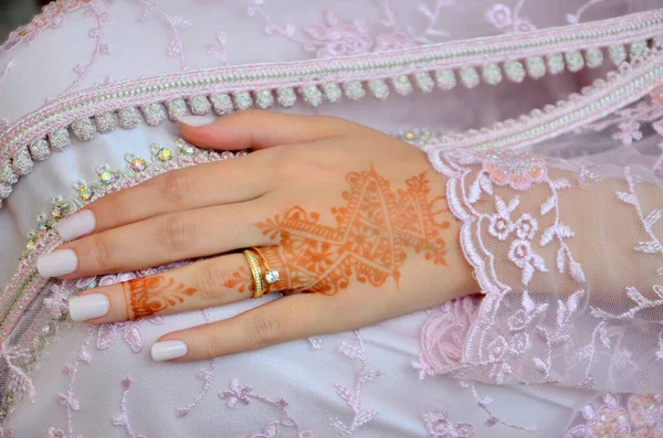 Henna Tätowierung Auf Braut Hand Marokkanische Hochzeitsvorbereitung Henna Party Gemäßigter — Stockfoto