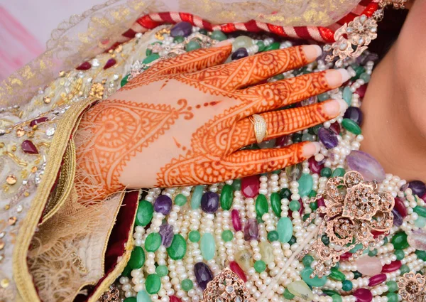 Henna Tattoo Bride Hand Marokkaanse Bruiloft Voorbereiding Henna Partij Gematigde — Stockfoto