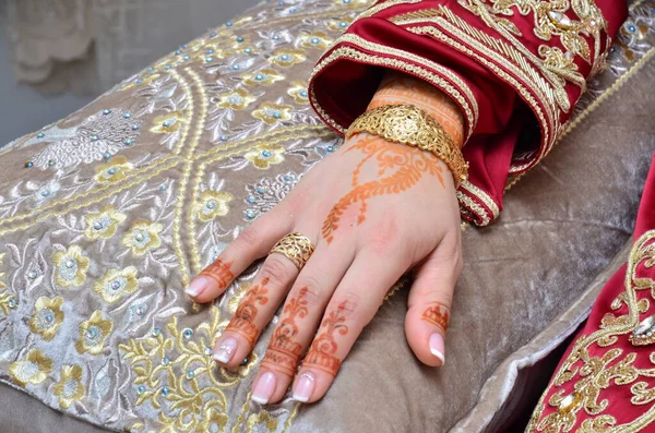 Henna Tattoo on Bride\'s Hand.Moroccan wedding preparation henna party. Temperate white mehndi. Modern mehendi art