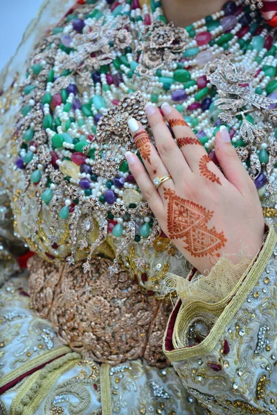 モロッコの花嫁がアラブのヘナを手にした 結婚指輪で — ストック写真