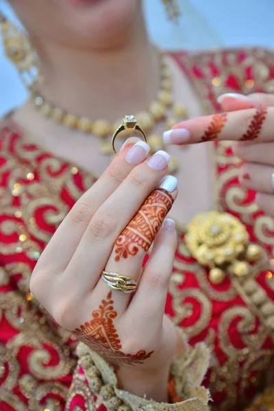 Uma Noiva Marroquina Põe Uma Hena Árabe Nas Mãos Com — Fotografia de Stock