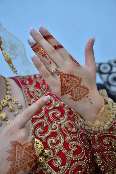 Una Novia Marroquí Pone Una Henna Árabe Sus Manos Con —  Fotos de Stock