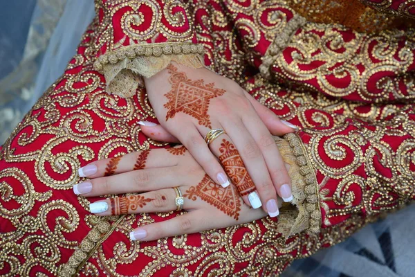 Moroccan Bride Puts Arab Henna Her Hands Wedding Ring — Stock Photo, Image
