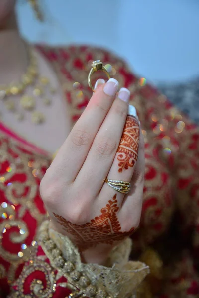 Марокканская Невеста Кладет Руки Арабскую Хну Обручальным Кольцом — стоковое фото