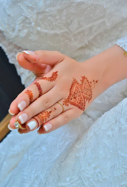 Arab Bride Puts Henna Tattoo Her Wedding Ring Islamic Marriage — Stock Photo, Image