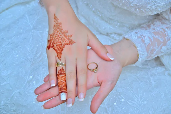 Μια Αραβίδα Νύφη Κάνει Τατουάζ Χέννα Βέρα Της Ισλαμικός Γάμος — Φωτογραφία Αρχείου