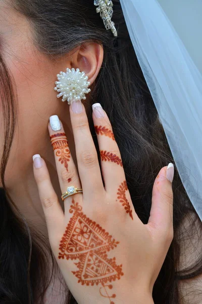 花嫁の手にヘンナタトゥー モロッコの結婚式の準備は パーティーを開催します 温和な白いメンディ 現代のメヘンディアート — ストック写真
