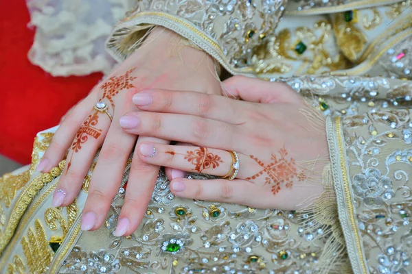 Eine Marokkanische Braut Legt Eine Arabische Henna Auf Ihre Hände — Stockfoto
