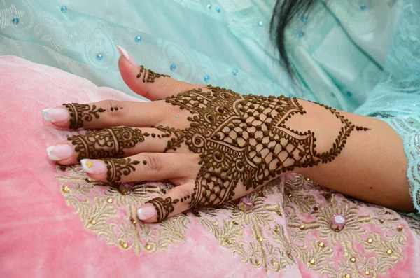 Henna Tattoo Menyasszony Kezét Marokkói Esküvő Előkészítése Henna Fél Mérsékelt — Stock Fotó