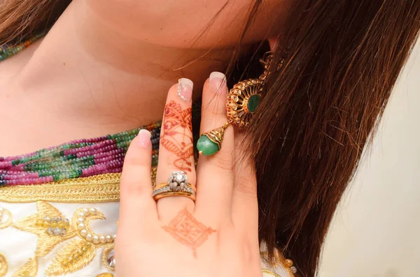Een Arabische Bruid Zet Een Henna Tattoo Bij Haar Trouwring — Stockfoto
