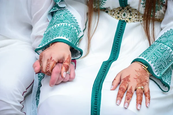 Κοντινό Πλάνο Των Χεριών Του Ζευγαριού Μορόκον Ένα Γάμο Έννοια — Φωτογραφία Αρχείου