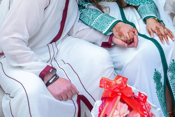 Close Van Marokkaanse Echtparen Handen Een Bruiloft Concept Van Het — Stockfoto