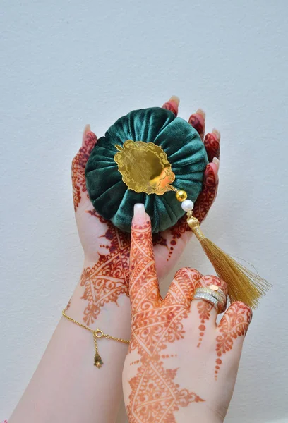 Хенна Татуировка Hand Moroccan Невесты Подготовки Хна Партии Умеренный Белый — стоковое фото